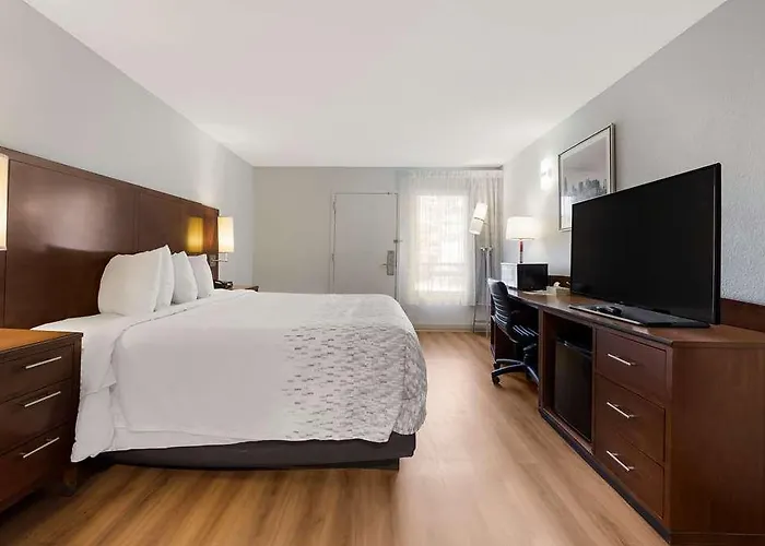 Surestay By Western East 2*