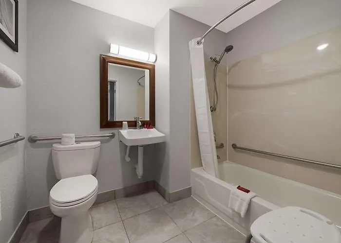 Hotel Surestay By Western East Rockford