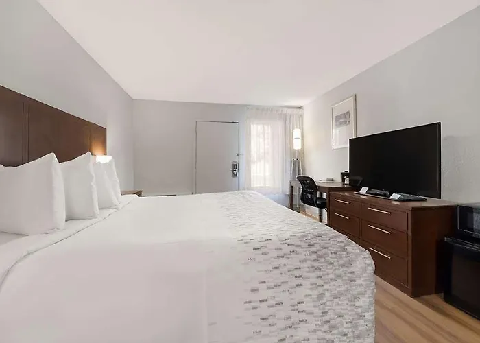 Surestay By Western East Hotel 2*